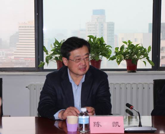 男人坐在桌子前中度可信度描述已自動生成